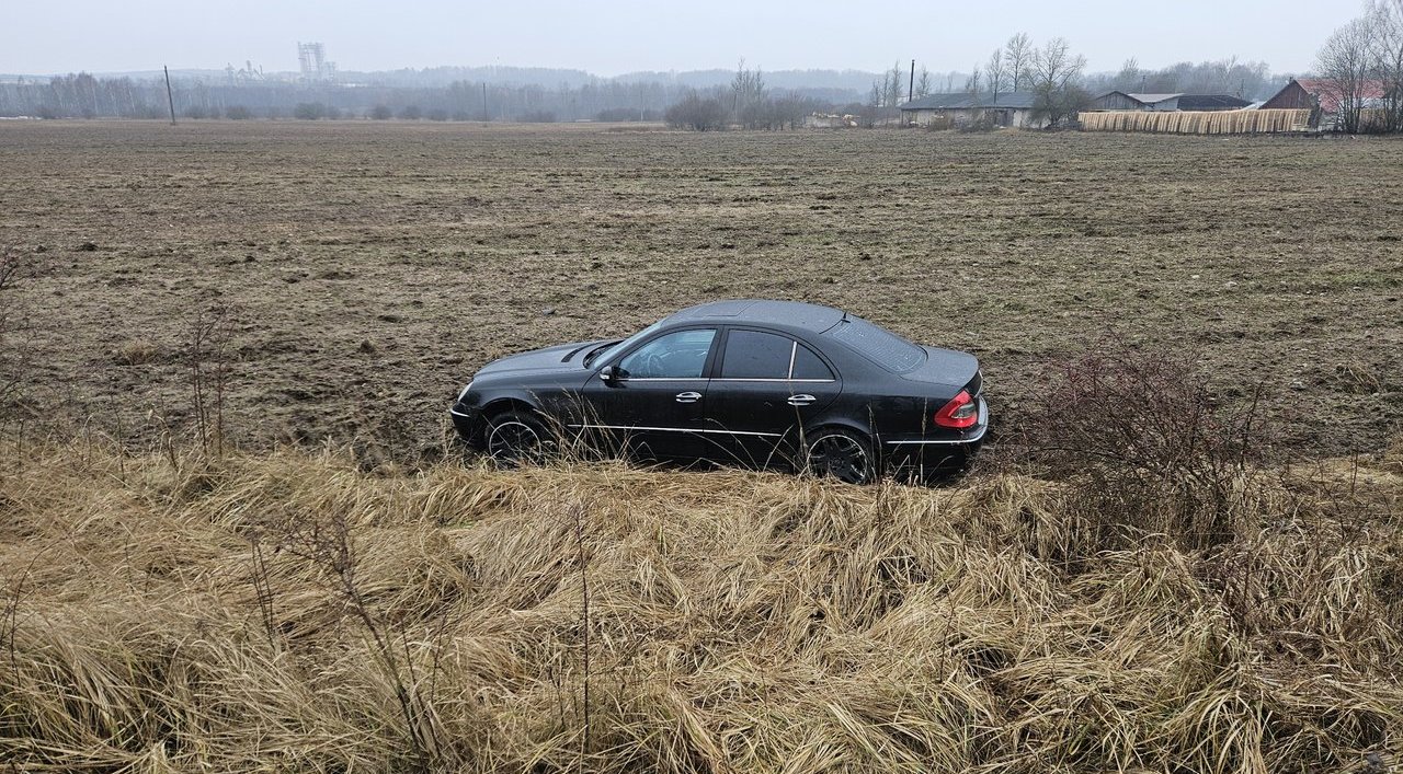 Vilniuje nuo kelio nulėkė automobilis: įtariama, kad vairavo neblaivus policijos darbuotojas