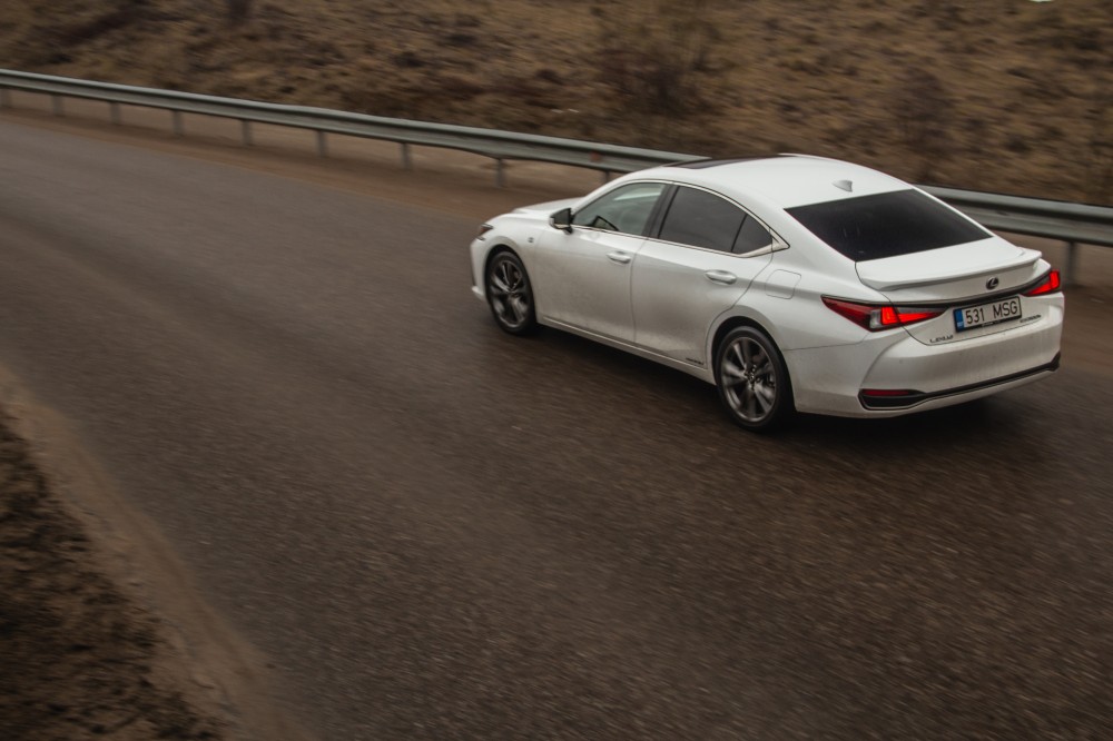 Lexus ES ir Volvo S90 palyginamasis testas