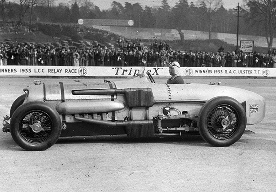 John Cobb sėdi Napier Railton automobilyje