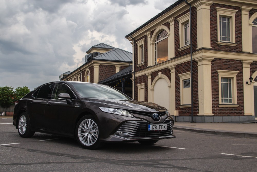 Hibridinio Toyota Camry testas