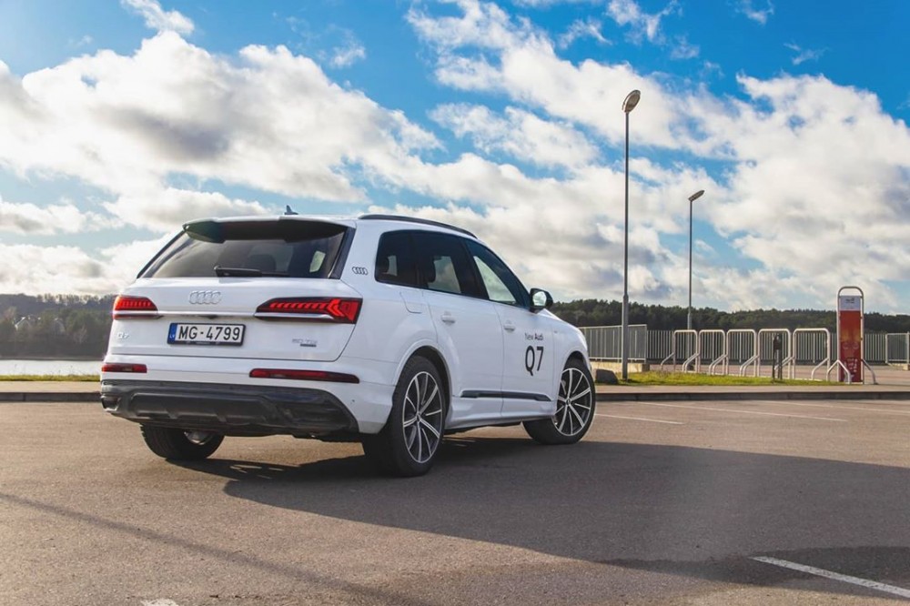 Atnaujintas Audi Q7 50 TDI