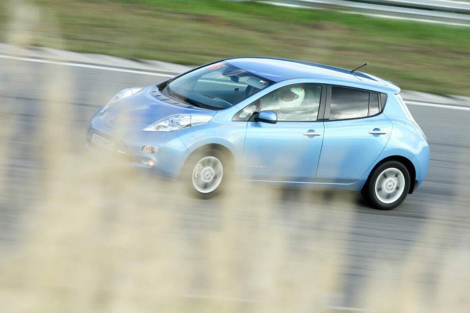 Nemuno žiede skriejantis Nissan Leaf