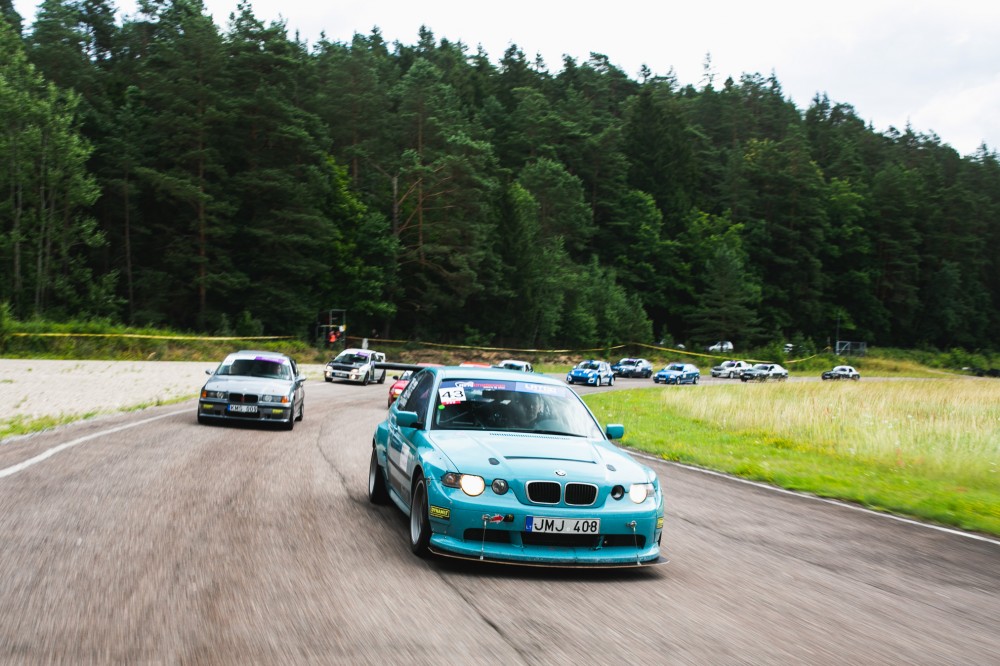 <a href='https://www.autobilis.lt/skelbimai/naudoti-automobiliai/bmw' target='_blank' class='phrase'>BMW</a> 3 serija