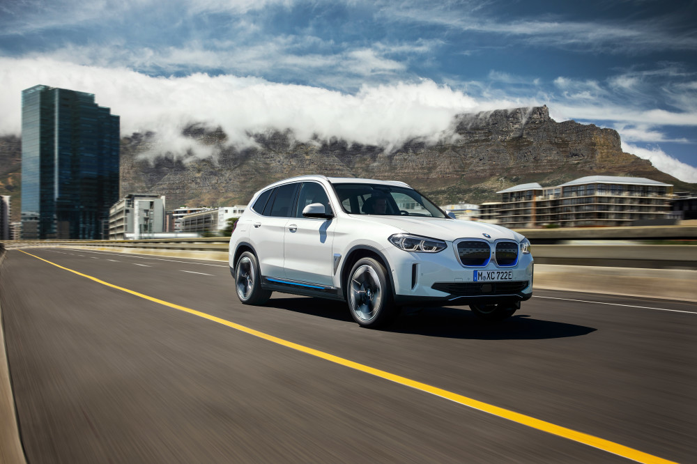 Elektrinis visureigis BMW iX3 visureigis