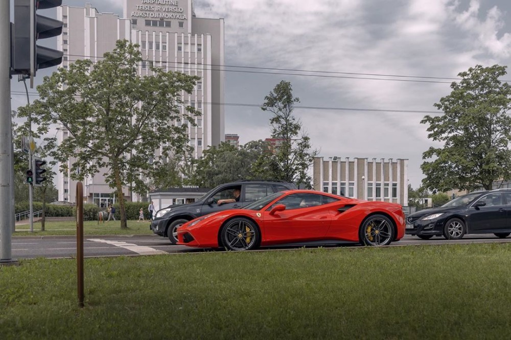 Gatvėje užfiksuotas Ferrari 488 GTB