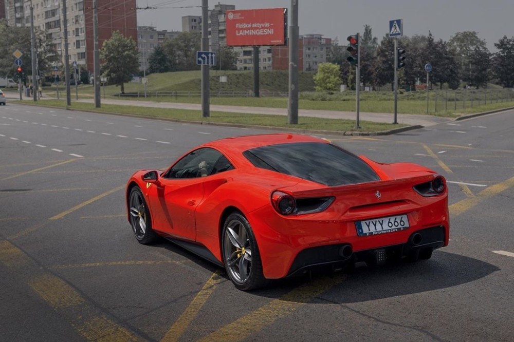 Gatvėje užfiksuotas Ferrari 488 GTB