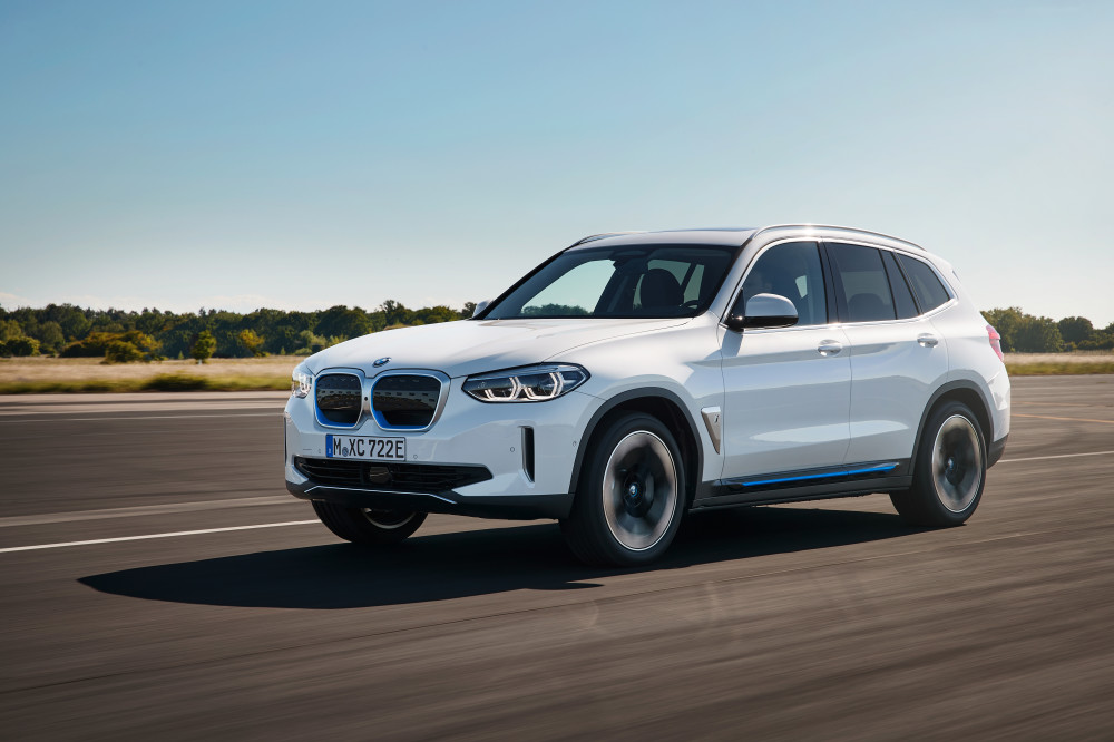 Gamykloje surenkamas elektrinis BMW iX3 visureigis