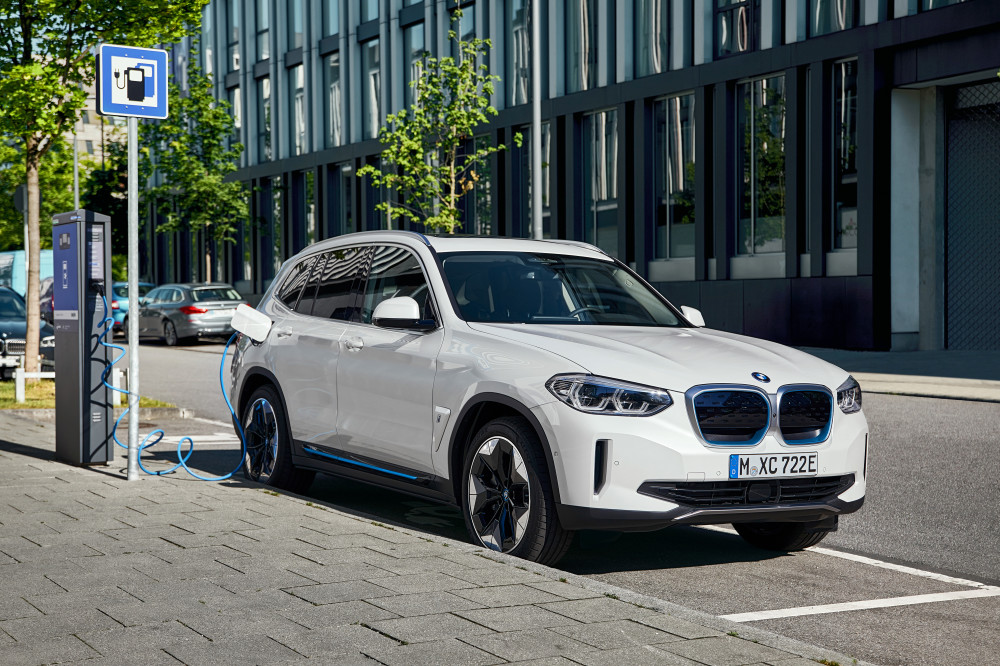 Gamykloje surenkamas elektrinis BMW iX3 visureigis