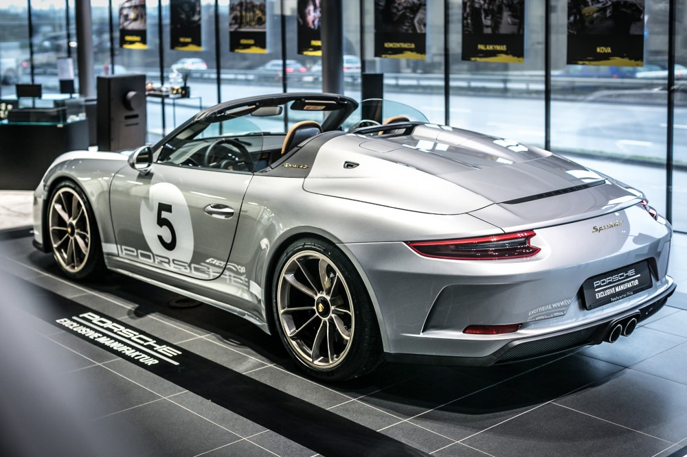 <a href='https://www.tv3.lt/gaires/vilnius' target='_blank' class='phrase'>Vilniuje</a> eksponuojamas Porsche 911 Speedster