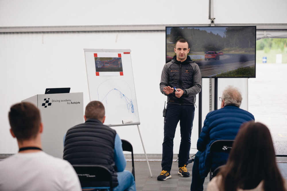 „Driving Academy by Autojuta“ vairavimo instruktoriai: „Žmonės labai dažnai linkę pervertinti savo jėgas“