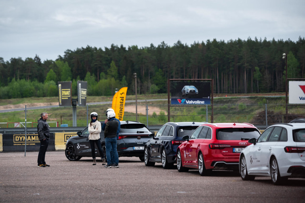 „Driving Academy by Autojuta“ dirbantis Ignas Gelžinis, prieš keletą metų baigęs FIA jaunųjų lenktynininkų akademijos mokymus, savo ruožtu atkreipė dėmesį, kad žmonės labai dažnai linkę pervertinti savo jėgas.