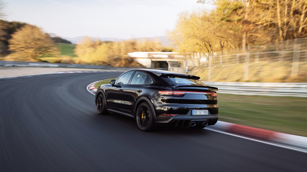 Automobilį vairavęs Larsas Kernas – nenuvylė. Jis vairuodamas sportiškiausią ir pajėgiausią „Porsche Cayenne Coupe“ versiją, Vokietijoje esančią trasą įveikė per 7 minutes ir 38,925 sek.