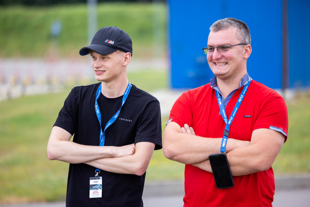 „Geriausio jaunojo automechaniko“ titulą pelnęs vaikinas prie automobilių „krapštėsi“ nuo vaikystės