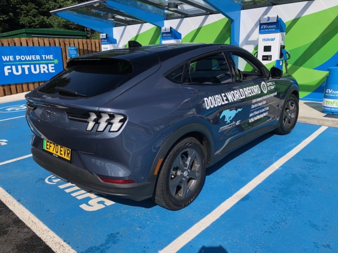 „Ford“ Didžiosios Britanijos elektrifikacijos vadovas, pabrėžė, jog „Mustang Mach-E“ efektyvumas leido sumažinti įkrovos poreikį riedant ilgiausiu šalies keliu ir įrodė, kad šis automobilis keičia nusistovėjusias žaidimo taisykles.