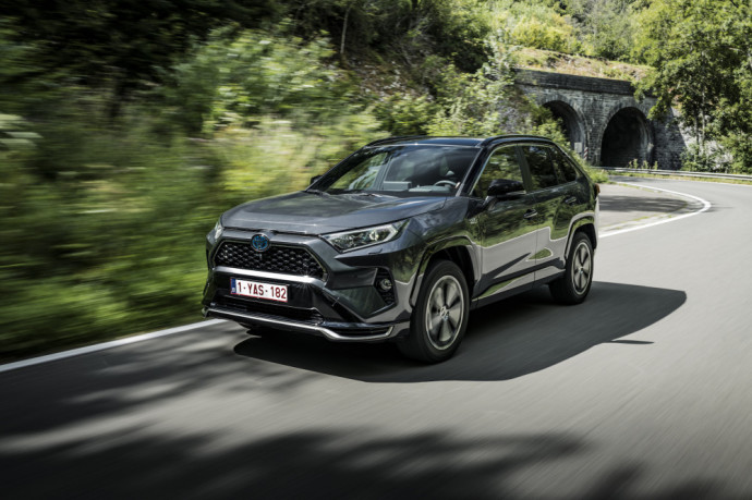 Visos „RAV4 Plug-in Hybrid“ versijos turi AWD-i – išmaniąją „Toyota“ sukurtą elektrinę visų varančiųjų ratų sistemą. Dėl kompaktiškos ir lengvos sistemos automobilis elgiasi kaip našus visus varančiuosius ratus turintis modelis ir leidžia pasiekti optimalias degalų sąnaudas.