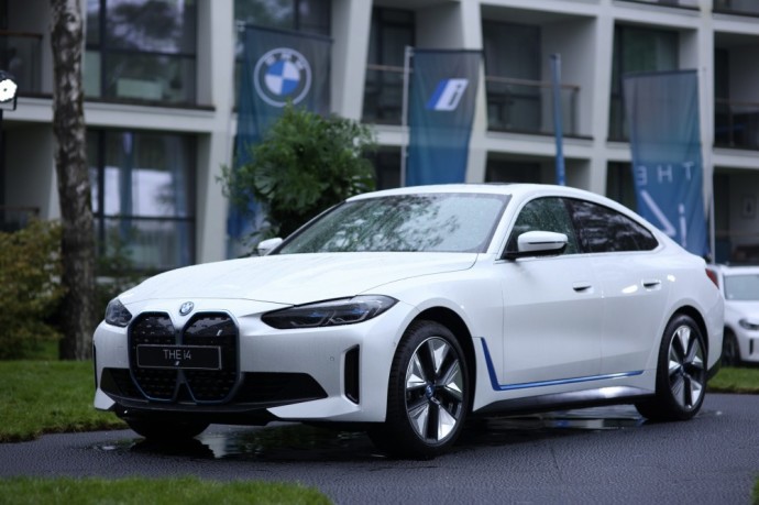 <a href='https://www.tv3.lt/rubrika/naujienos/lietuva' target='_blank' class='phrase'>Lietuvoje</a> – išankstinė naujos kartos elektromobilių „BMW iX“ ir „i4“ premjera