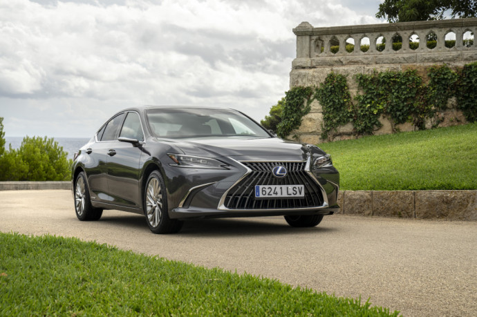 Subtiliai atnaujintas „Lexus ES“ į Lietuvą atkeliaus lapkričio mėnesį