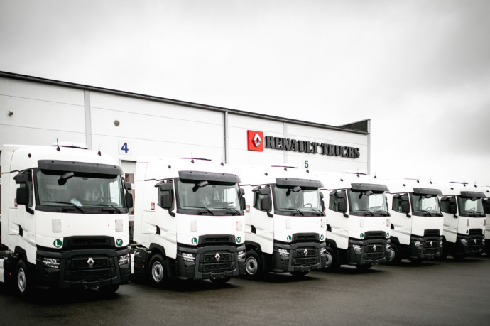 „Ramrenta“ pirmoji Lietuvoje atsiėmė 10 naujos kartos „T Evolution“ serijos „Renault Trucks“ vilkikų