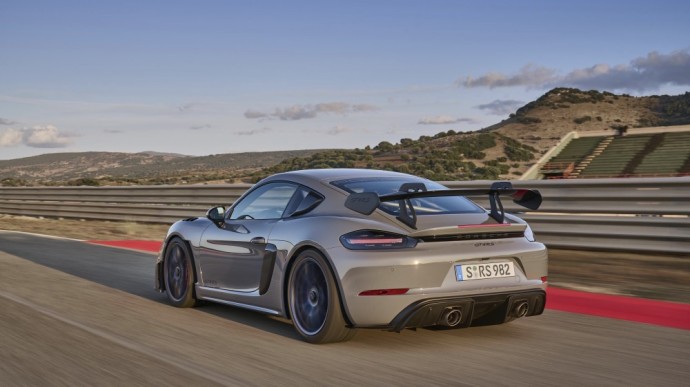 „Porsche 718 Cayman GT4 RS“: Skanėstas automobilių entuziastams