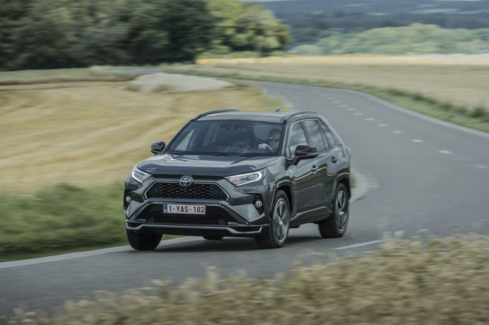 Visos „RAV4 Plug-in Hybrid“ versijos turi AWD-i – išmaniąją „Toyota“ sukurtą elektrinę visų varančiųjų ratų sistemą. Dėl kompaktiškos ir lengvos sistemos automobilis elgiasi kaip našus visus varančiuosius ratus turintis modelis ir leidžia pasiekti optimalias degalų sąnaudas.