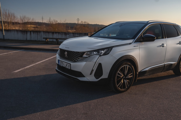 Iš tinklo įkraunamo hibridinio „Peugeot 3008“ testas: „Volkswagen“ – tave vėl pranoko prancūzai