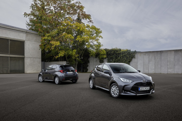 „Mazdą“ tęsia elektrifikaciją: Į Lietuvą atvyksta hibridinė „Mazda 2“