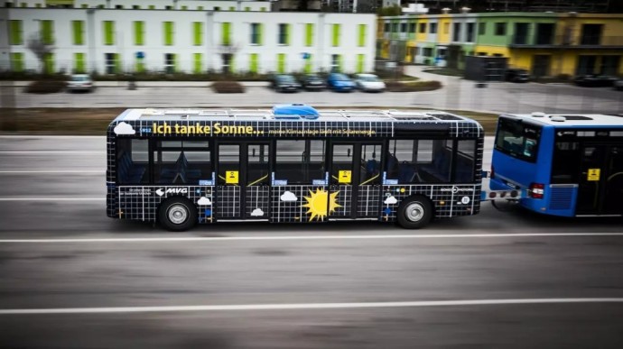 Miunchene bandoma saulės energija varoma autobuso priekaba, kuri leistų sumažinti CO2 emisijas