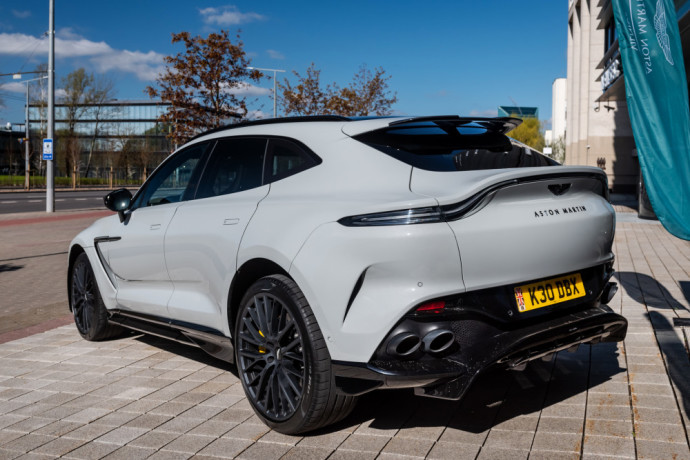 Be kelių akimirkų superautomobilis arba trumpa „Aston Martin DBX707“ degustacija 