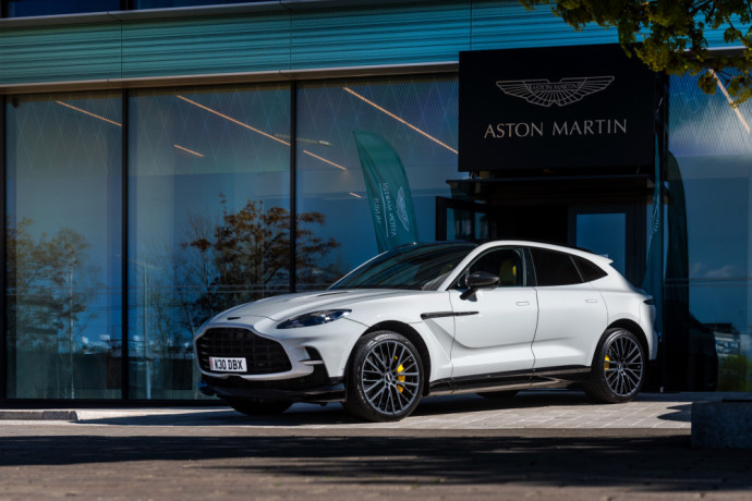 Be kelių akimirkų superautomobilis arba trumpa „Aston Martin DBX707“ degustacija 