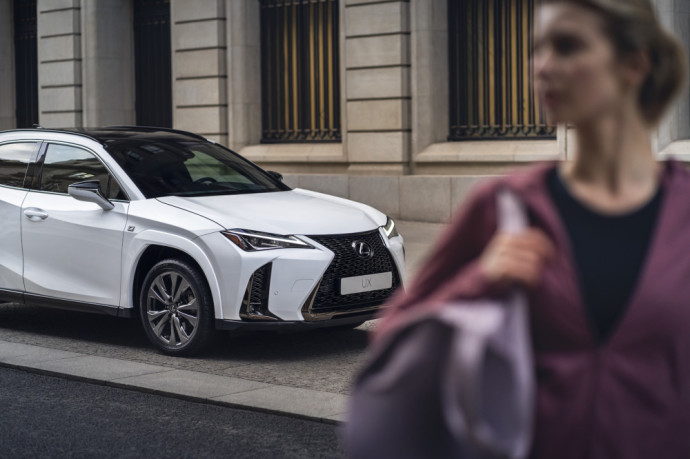 „Lexus“ atnaujino kompaktišką „UX“ visureigį 