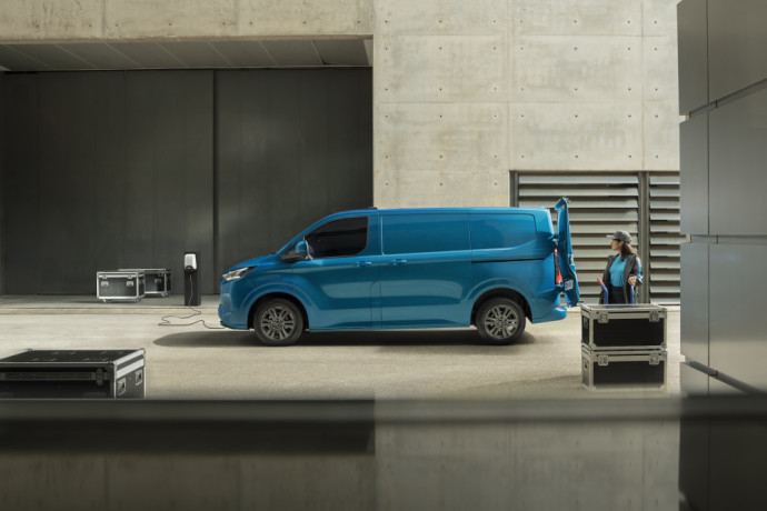 „Ford“ pristato  visiškai elektrinį „E-Transit Custom“ modelį