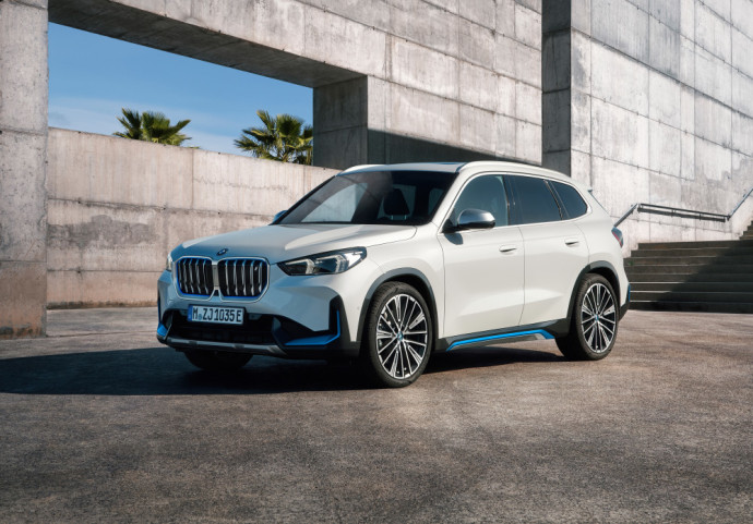 BMW modelių gamą papildys elektrinis „BMW iX1“ krosoveris 