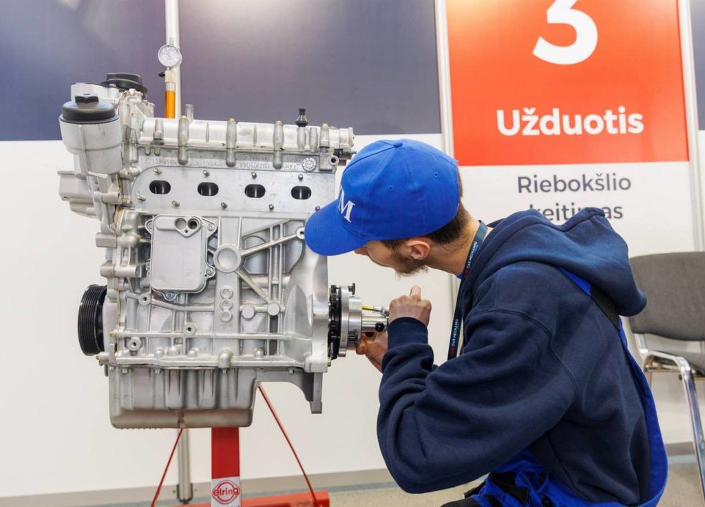 „Geriausias jaunasis automechanikas“ konkurso akimirka