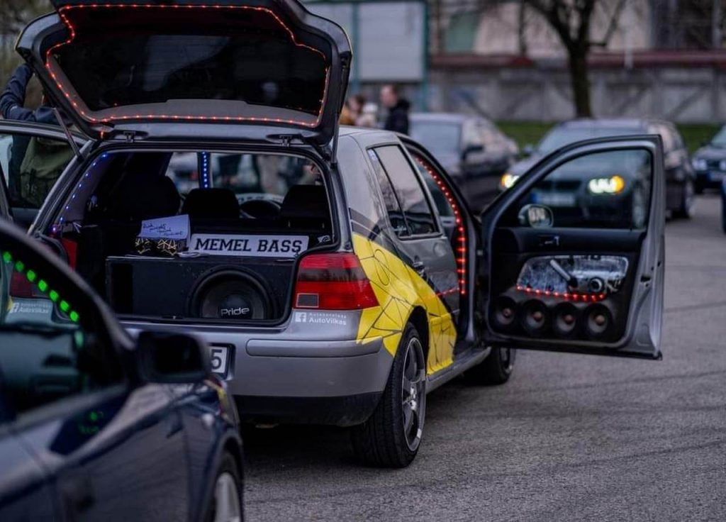 „dB Drag“ varžyboms paruoštas automobilis